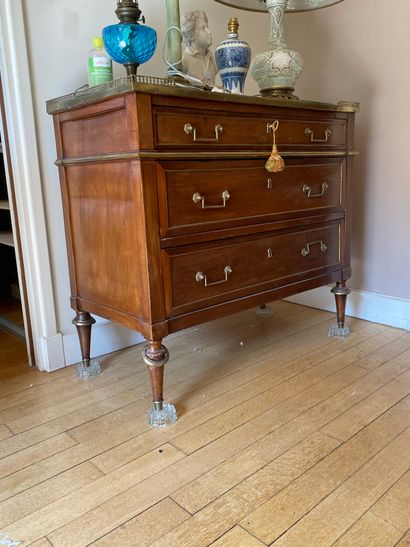 Petite commode rectangulaire en bois teinté...