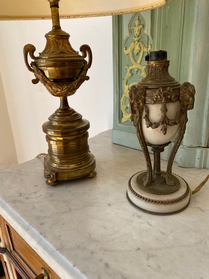 Deux pieds de lampe en bronze, laiton et...