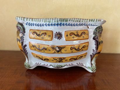 NEVERS 

Encrier en forme de commode en faïence...