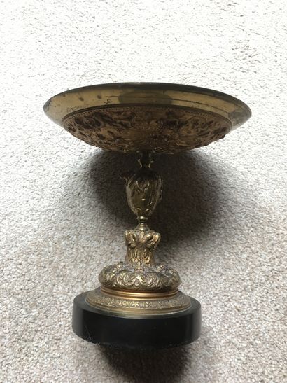 Paire de coupes sur pied en bronze ciselé....