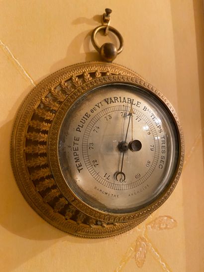 Baromètre rond en bronze doré à décor ciselé...