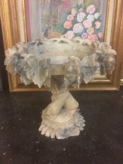 Coupe en albâtre à motif d'un sarment et...