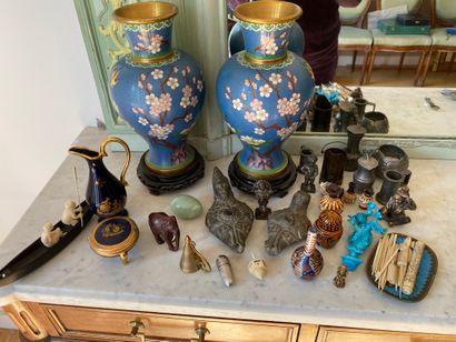 Lot de bibelots divers : paire de vases en...
