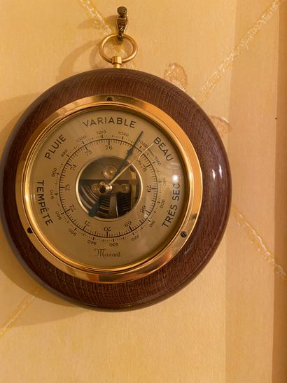 Baromètre rond en bronze doré à décor ciselé...
