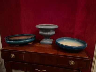 Lot comprenant deux plats en céramique émaillée...