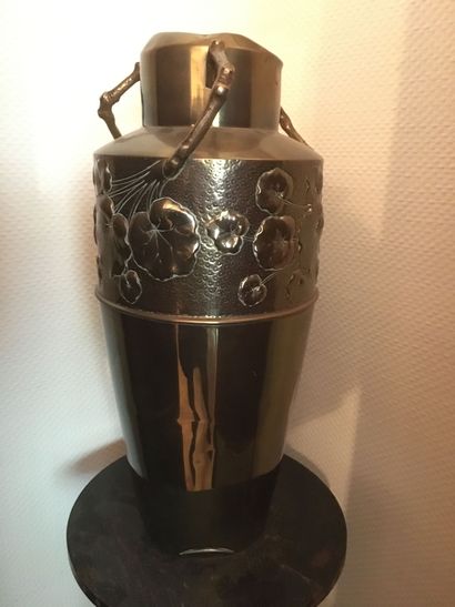 Vase en cuivre à décor de branches fleuries.

H.50...