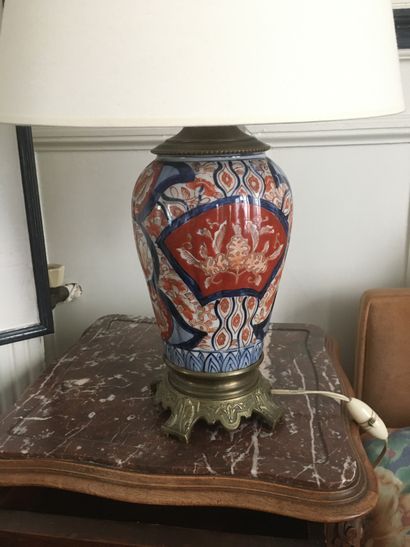 Paire de vases en porcelaine Imari montés...