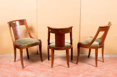 Six chaises à dossier gondole en acajou et...