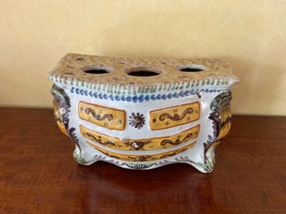 NEVERS 

Encrier en forme de commode en faïence...