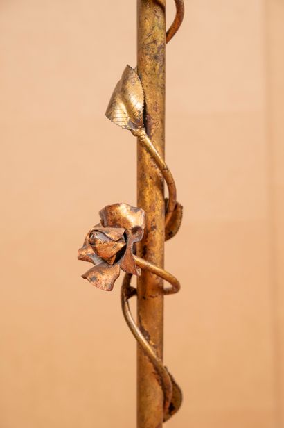 Lampadaire en fer forgé doré, décor de végétation

H....