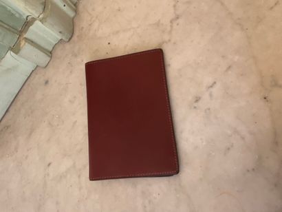 HERMES. Porte agenda en cuir rouge.

13,5...