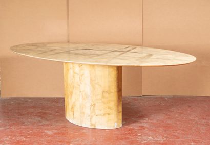 Grande table ovale en marbre

(Petits accidents)...