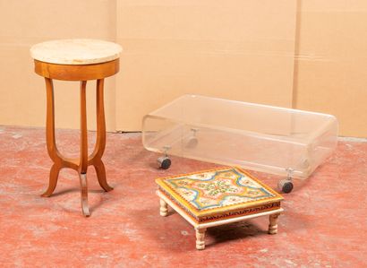 Table basse roulante en plexiglas.