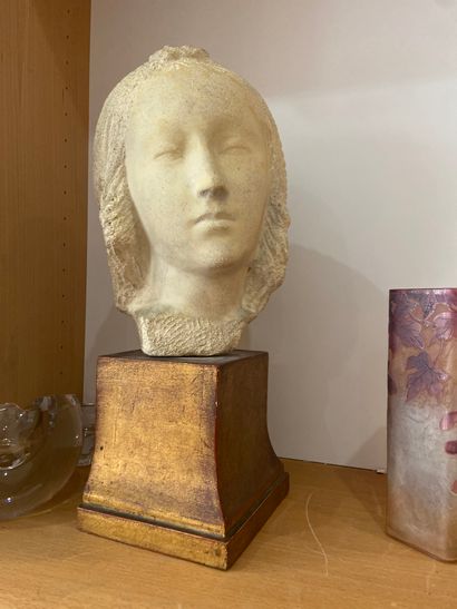 Tête de Madone

Sculpture en pierre

H. 27...