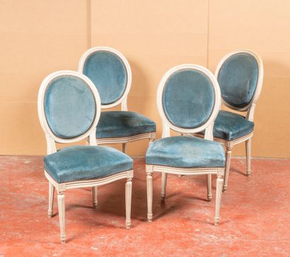 Suite de six chaises à dossier médaillon,...