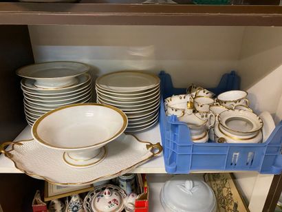 Fort lot de différents services en porcelaine...