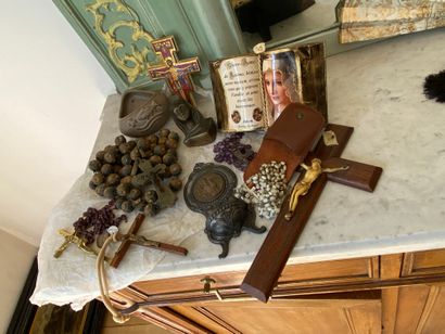 Lot religieux : crucifix, chapelets, bén...