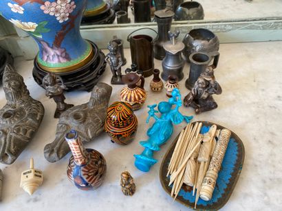 Lot de bibelots divers : paire de vases en...