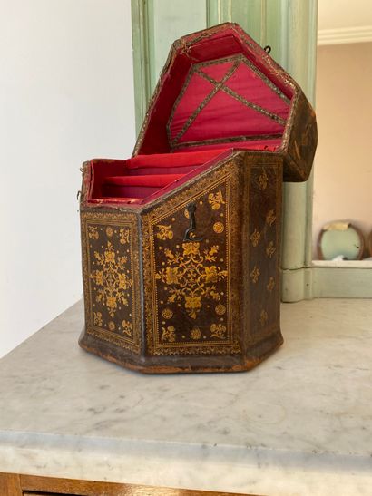 Coffret à couverts en cuir doré aux petits...