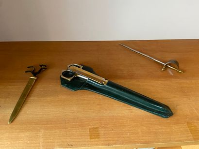 Nécessaire de bureau, coupe-papier etc