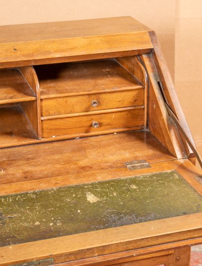 Bureau de pente à décor de marqueterie de...