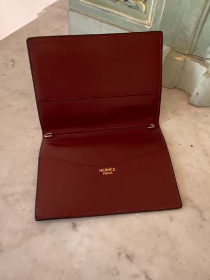 HERMES. Porte agenda en cuir rouge.

13,5...