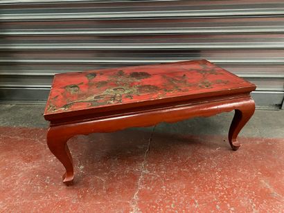 Table basse en bois laqué rouge. 

Asie XXe...