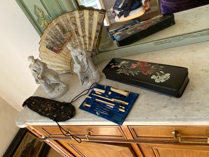 Lot : deux sujets en biscuit, éventail, boîte,...