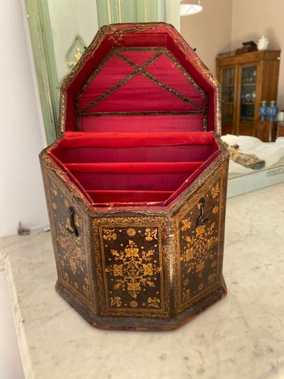 Coffret à couverts en cuir doré aux petits...