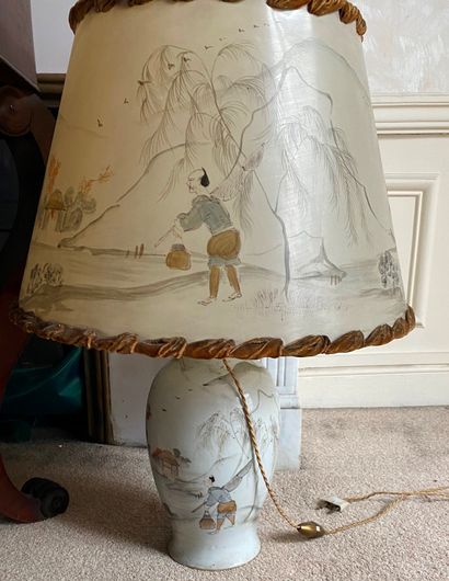 Pied de lampe en porcelaine décor chinois....