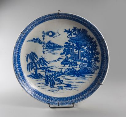 CHINE. 

Plat en porcelaine à décor en camaïeu...