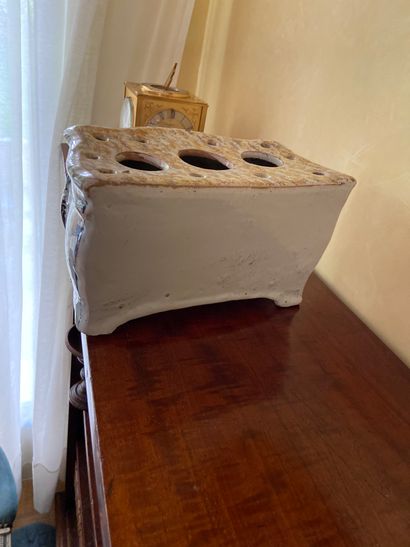 NEVERS 

Encrier en forme de commode en faïence...