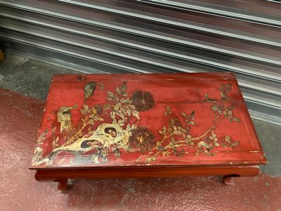 Table basse en bois laqué rouge. 

Asie XXe...