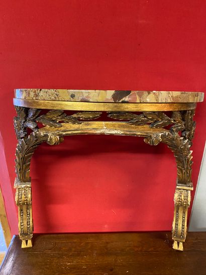 Console de forme demi lune en bois doré et...