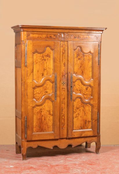 Armoire Bressane en noyer et loupe de frêne...