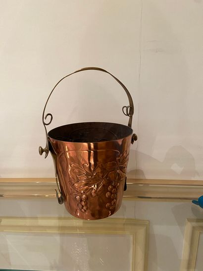 SEAU à glace en cuivre à décor repoussé de...