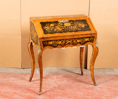 Bureau dos d'âne en bois de placage et marqueterie...