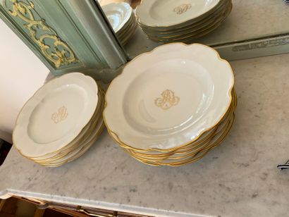 Assiettes en porcelaine à décor or, chif...
