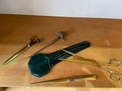 Nécessaire de bureau, coupe-papier etc