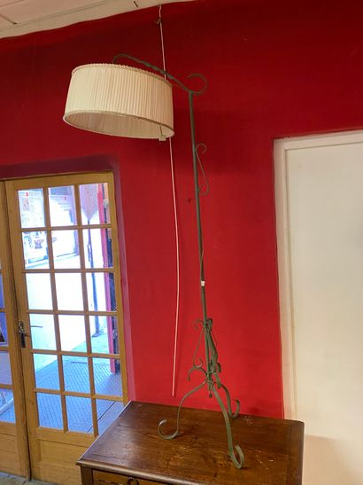 Lampadaire en fer forgé.

H. 165 cm.