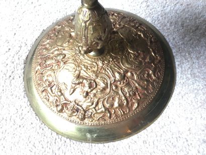 Paire de coupes sur pied en bronze ciselé....