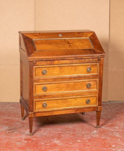 Commode scribanne en bois naturel ouvrant...