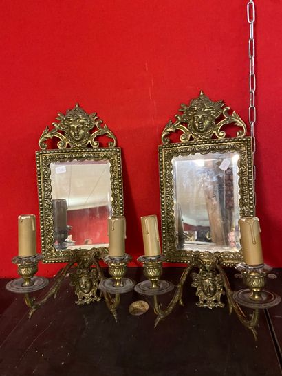 Deux paires d'appliques miroirs à deux lumières...