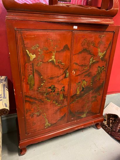 CHINE. 

Armoire basse laquée rouge à décor...