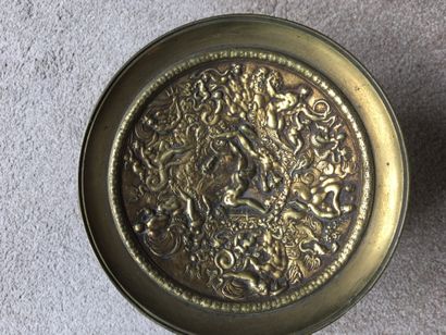Paire de coupes sur pied en bronze ciselé....