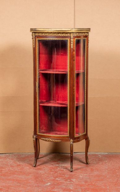 Vitrine en bois de placage de style Louis...