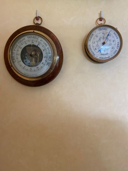 Baromètre rond en bronze doré à décor ciselé...