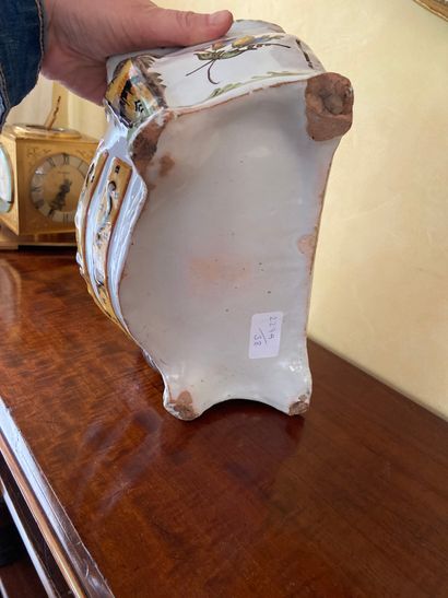 NEVERS 

Encrier en forme de commode en faïence...