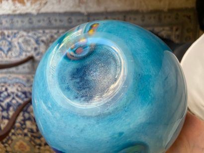 VASE de forme boule

en verre multicouches



Signature...