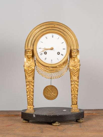 Pendule portique en bronze doré, cadran supporté...